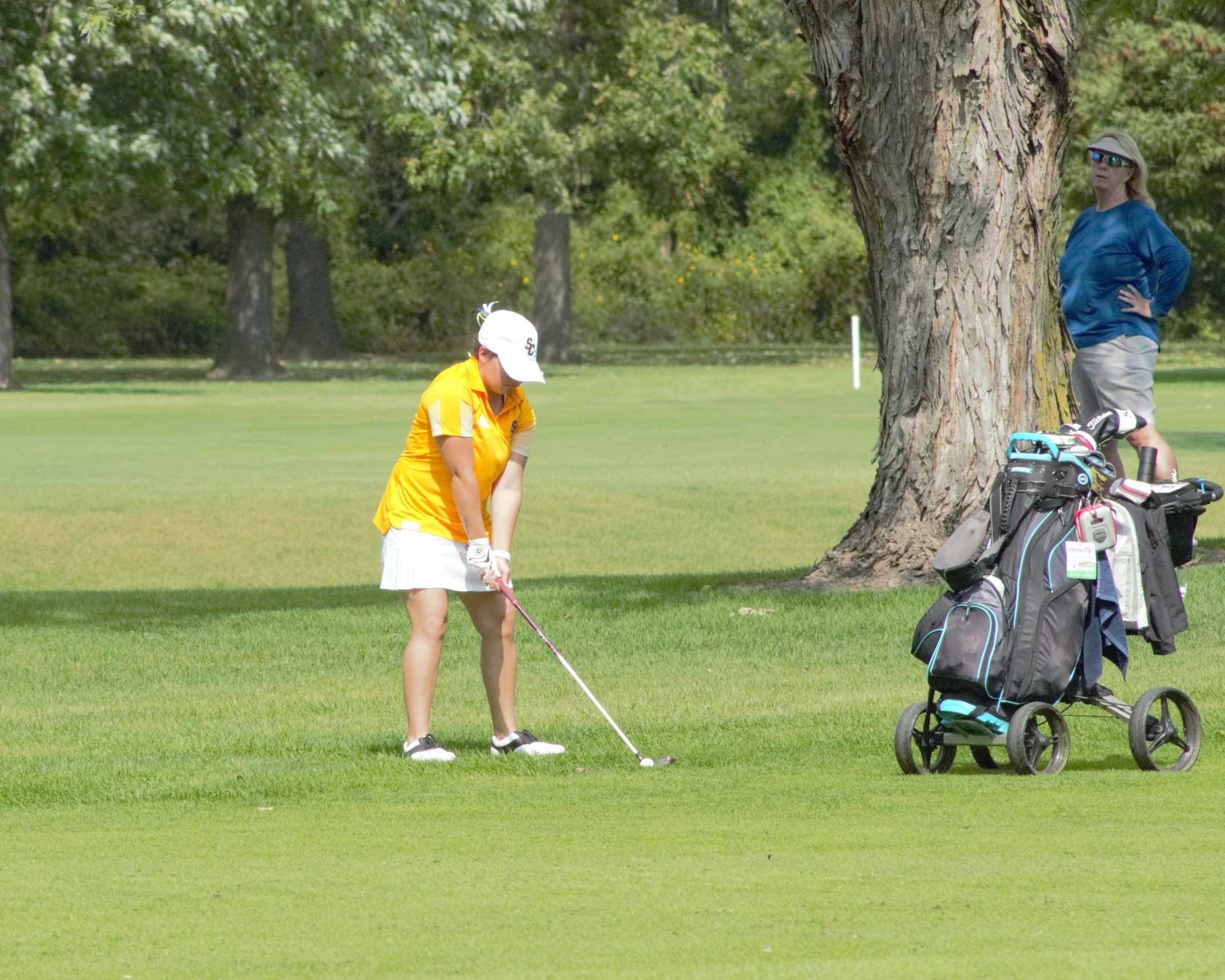 SC4 women's golfer golfing