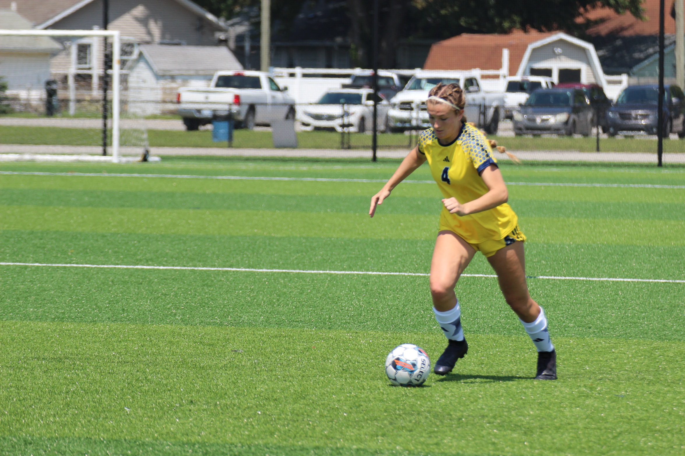 Mel Bigger dribbling a ball down the field 