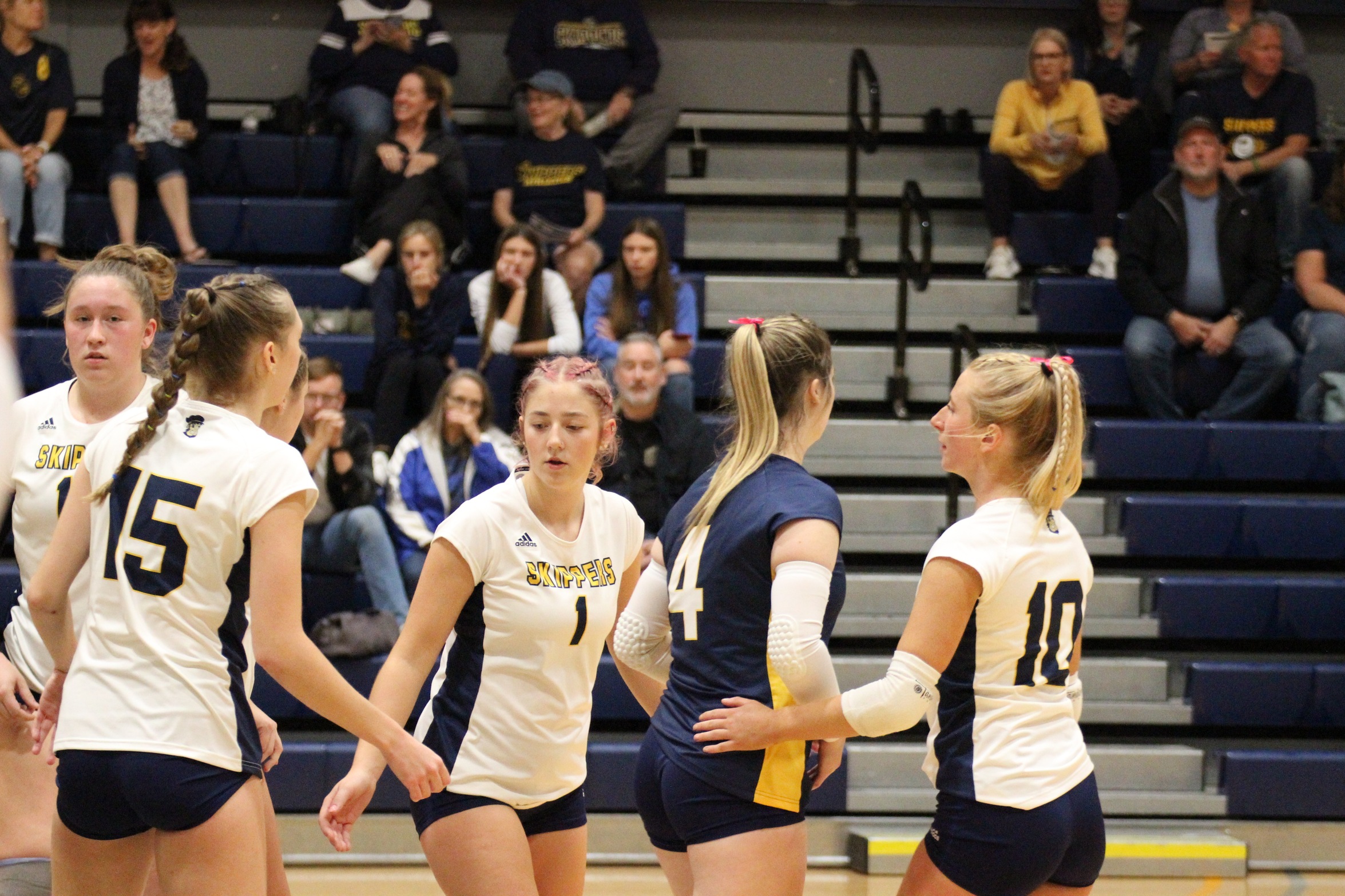 Skipper teammates: Rachel Ross, Christina Bohm, Miyana Dishroon, Hannah Gill, and Laura Chandler huddle between points.